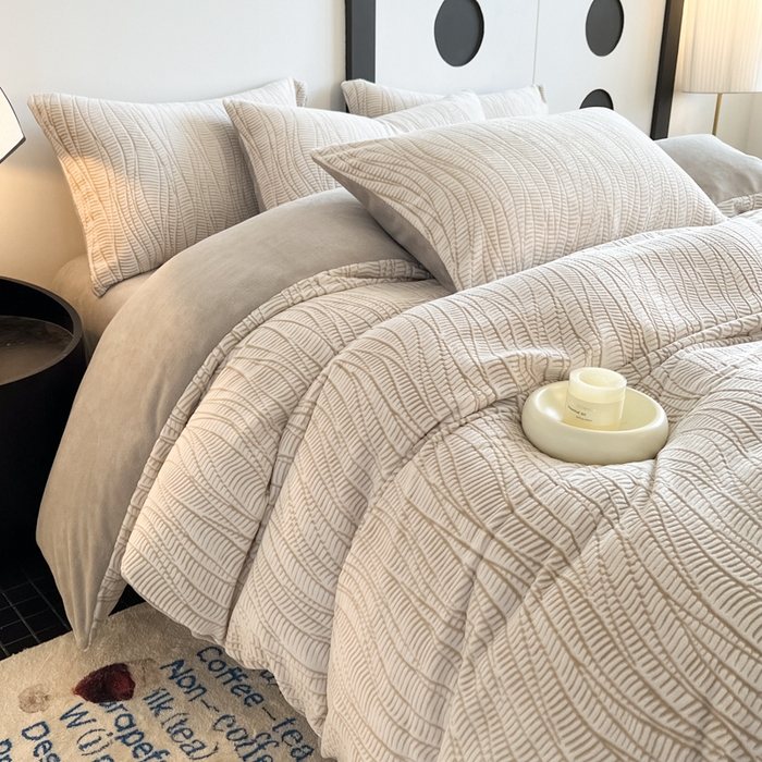 91家纺网 家纺一手货源 找家纺 2024新款A类双色立体浮雕牛奶绒加厚四件套 莱茵河畔-浅灰