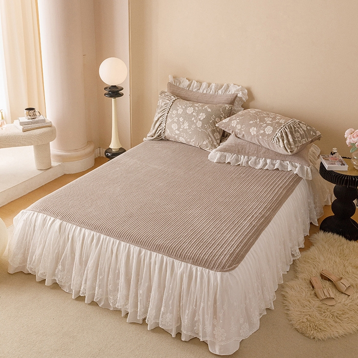 91家纺网 家纺一手货源 找家纺 胜权家纺 2024秋冬新款5D雕花着色牛奶绒法式奶油风夹棉单床裙 麦咖