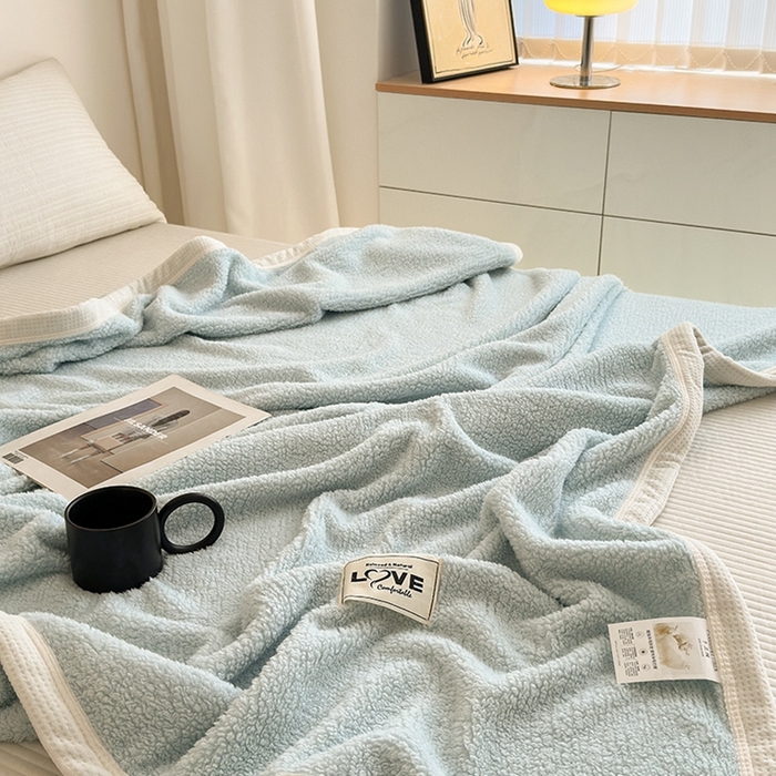 91家纺网 家纺一手货源 找家纺 沐棉 2024新款牛奶绒菠萝格包边羊羔绒泰迪绒毛毯-静物图 湖蓝色
