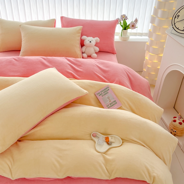 91家纺网 家纺一手货源 找家纺 言熙居 2024新款纯色双拼30克8一9斤牛奶绒四件套 奶黄拼浅粉