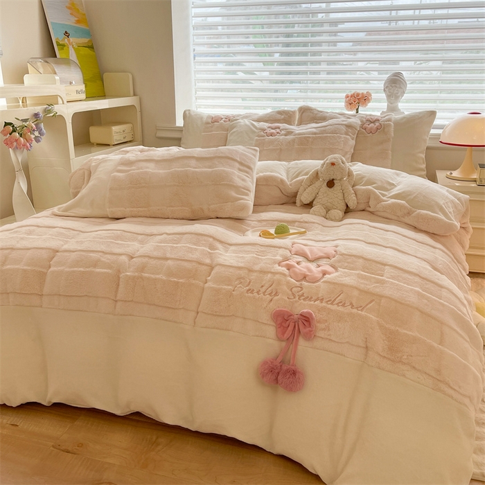 91家纺网 家纺一手货源 找家纺 绒棉世家 2025新款A类獭兔毛高端兔兔绒工艺款四件套-小熊系列 蝴蝶小熊-玉色