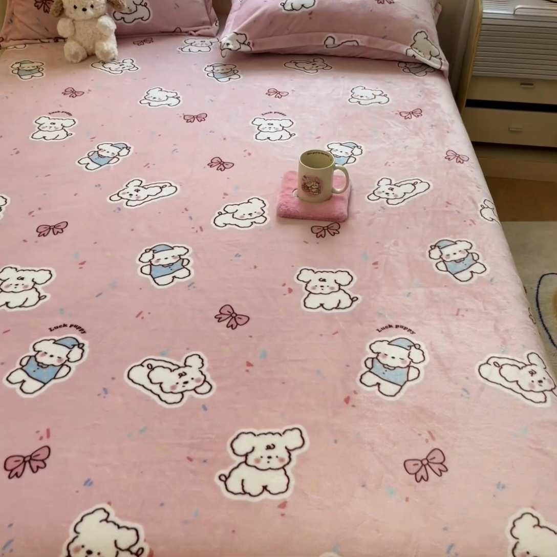 91家纺网 家纺一手货源 找家纺 川悦生活 2024新款加厚牛奶绒印花单床笠 床笠点点奶狗