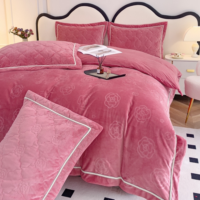 91家纺网 家纺一手货源 找家纺 优乐家纺 2025新款高克重宝宝绒夹棉床盖系列单枕套 爱丽丝-魅力豆沙