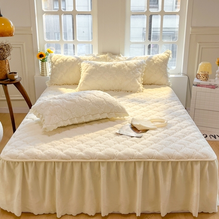 91家纺网 家纺一手货源 找家纺 禧缘家纺（原梦想家） 2024新款兔兔绒夹棉床裙式床笠 兔兔绒奶白