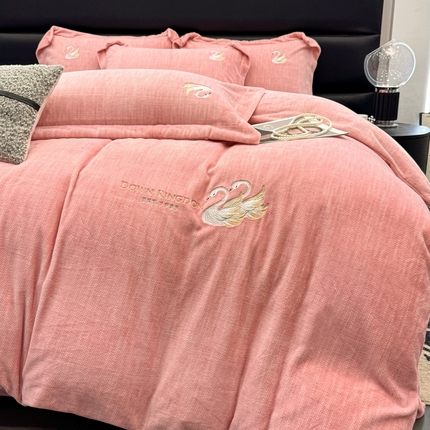91家纺网 家纺一手货源 找家纺 （总）棠薇家纺 2025新款全消光牛奶绒肌理纹加厚四件套-刺绣天鹅