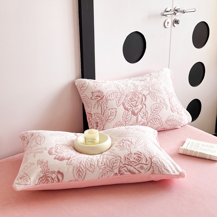 91家纺网 家纺一手货源 找家纺 2024新款A类双色立体浮雕牛奶绒加厚四件套 玫瑰-樱花粉