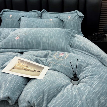 91家纺网 家纺一手货源 找家纺 （总）棠薇家纺 2025新款全消光牛奶绒肌理纹加厚四件套-刺绣玫瑰