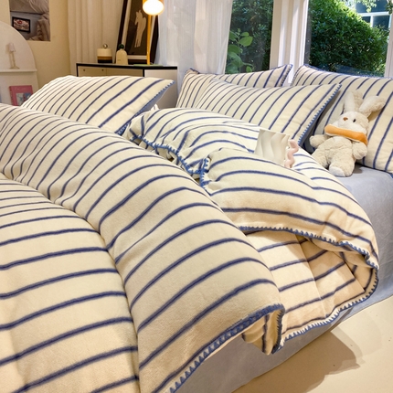 91家纺网 家纺一手货源 找家纺 （总）迪梦姿家纺 2025新款牛奶绒条纹印花三角针四件套