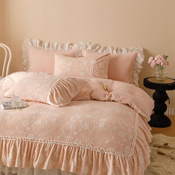 91家纺网 家纺一手货源 找家纺 胜权家纺 2024秋冬新款5D雕花着色牛奶绒法式奶油风夹棉床裙四件套 蜜粉