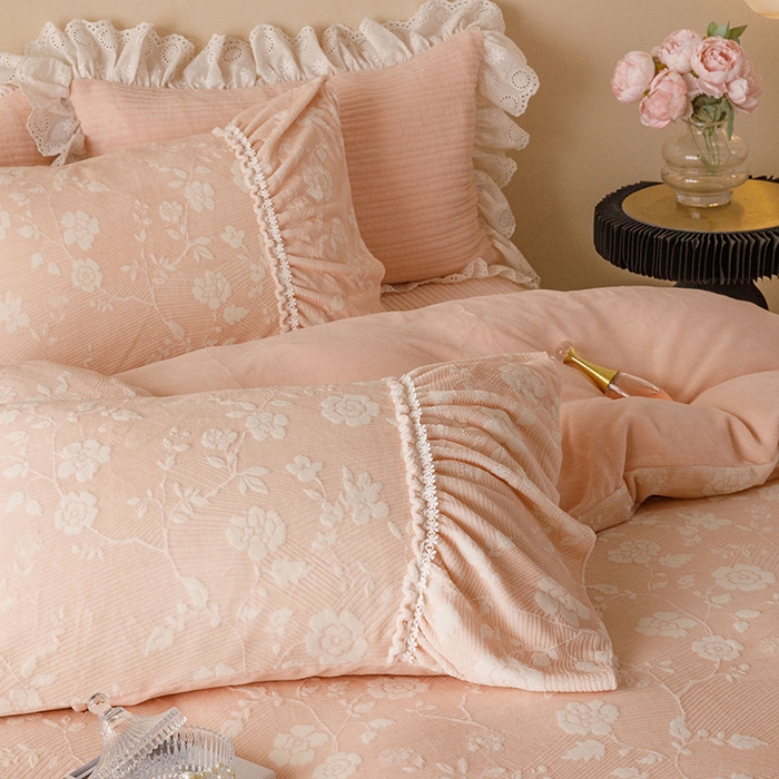 91家纺网 家纺一手货源 找家纺 胜权家纺 2024秋冬新款5D雕花着色牛奶绒法式奶油风夹棉床裙四件套 蜜粉
