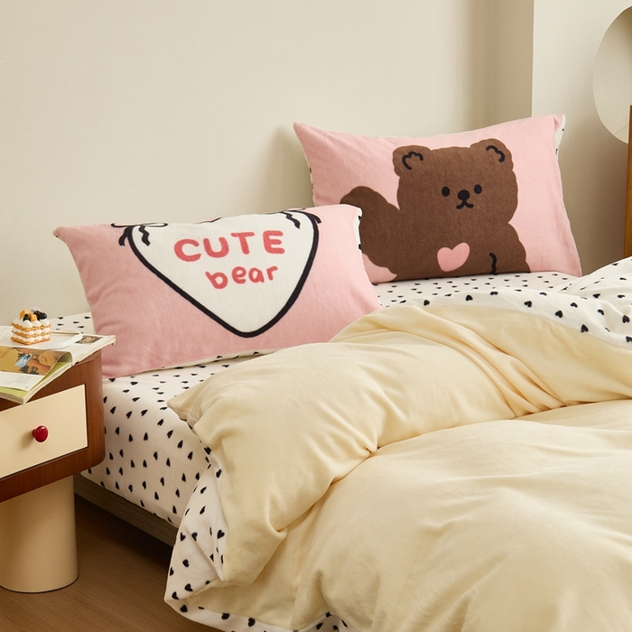 91家纺网 家纺一手货源 找家纺 呗旺鹿 2024新款加厚保暖设计师款高克重牛奶绒贴标款四件套【原创】 贴标款-爱心芝士熊