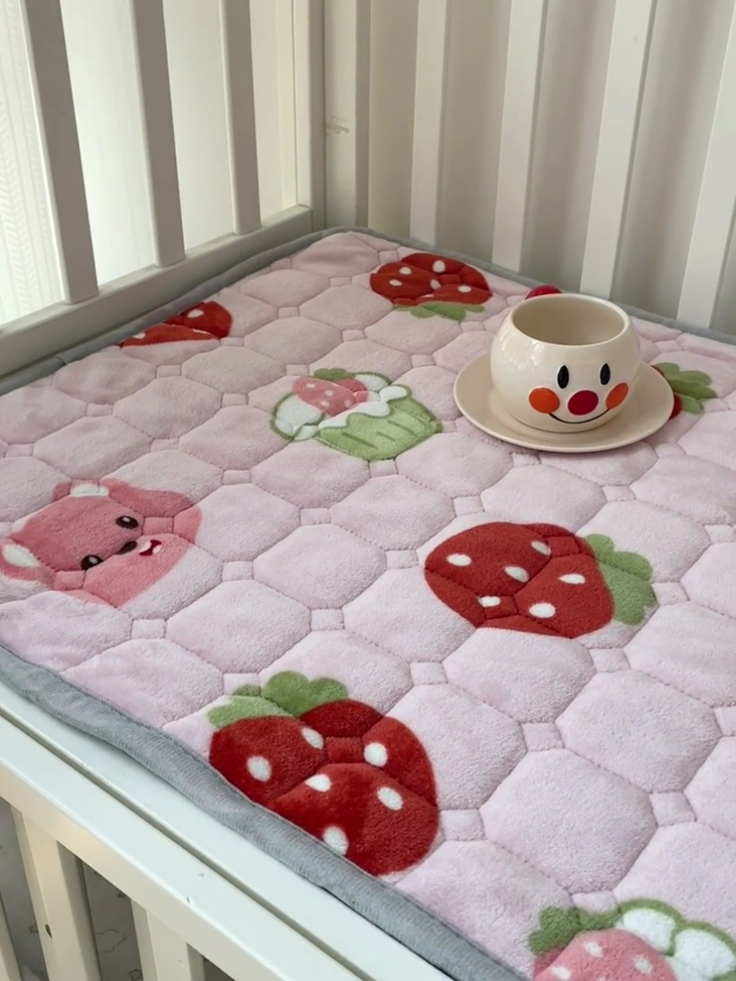 91家纺网 家纺一手货源 找家纺 富馨莱 2024新款牛奶绒幼儿园床垫加厚5D透气 草莓粉