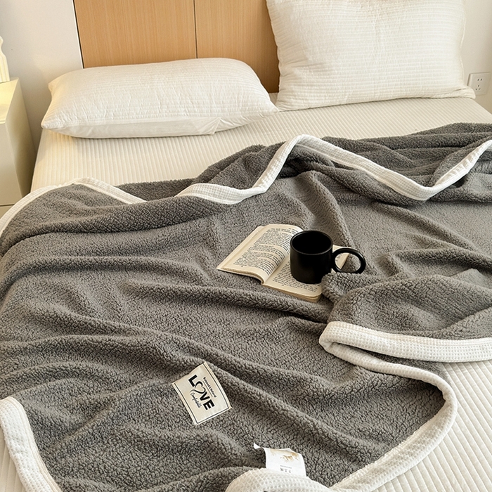 91家纺网 家纺一手货源 找家纺 沐棉 2024新款牛奶绒菠萝格包边羊羔绒泰迪绒毛毯-静物图 绅士灰