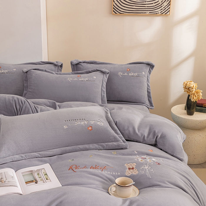 91家纺网 家纺一手货源 找家纺 绒博士 2024新款220克牛奶绒秋冬保暖四件套-花颜小熊 花颜小熊-灰色