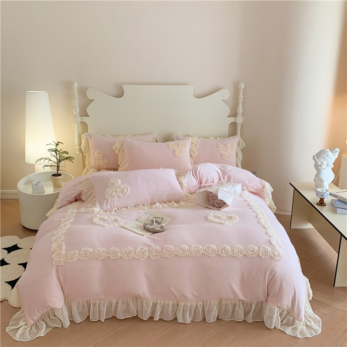 91家纺网 家纺一手货源 找家纺 富盛家纺 2024新款牛奶绒盘花刺绣四件套-玫瑰花园 玫瑰花园-粉