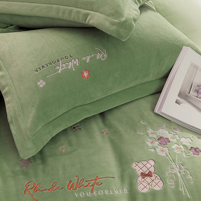 91家纺网 家纺一手货源 找家纺 绒博士 2024新款220克牛奶绒秋冬保暖四件套-花颜小熊 花颜小熊-草绿