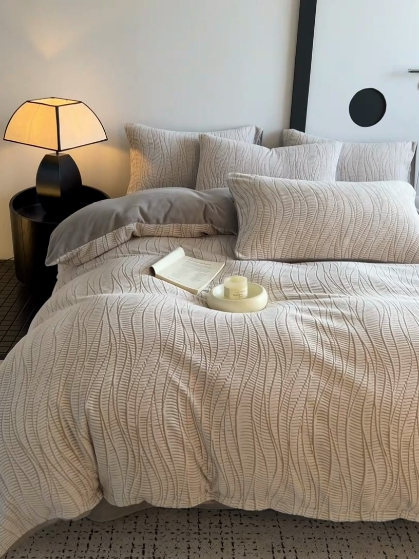 91家纺网 家纺一手货源 找家纺 2024新款A类双色立体浮雕牛奶绒加厚四件套 莱茵河畔-浅灰