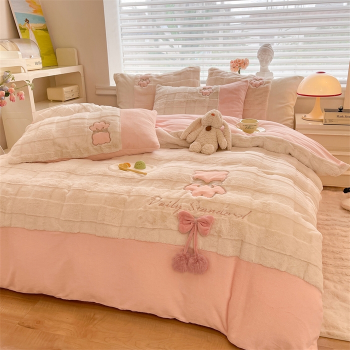 91家纺网 家纺一手货源 找家纺 绒棉世家 2025新款A类獭兔毛高端兔兔绒工艺款四件套-小熊系列 蝴蝶小熊-粉