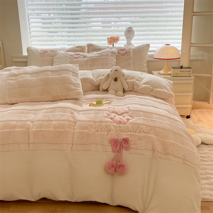 91家纺网 家纺一手货源 找家纺 绒棉世家 2025新款A类獭兔毛高端兔兔绒工艺款四件套-小熊系列 蝴蝶小熊-玉色