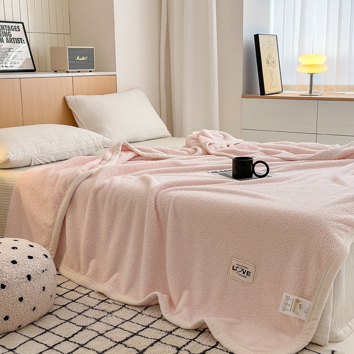 91家纺网 家纺一手货源 找家纺 沐棉 2024新款牛奶绒菠萝格包边羊羔绒泰迪绒毛毯-静物图 浅粉色