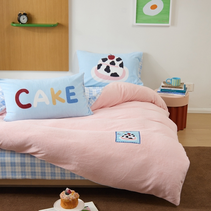 91家纺网 家纺一手货源 找家纺 呗旺鹿 2024新款加厚保暖设计师款高克重牛奶绒贴标款四件套【原创】 贴标款-有樱一点甜