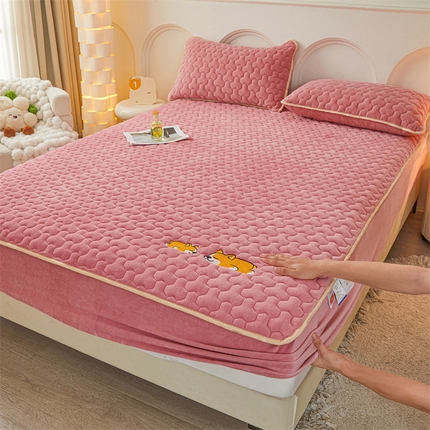 91家纺网 家纺一手货源 找家纺 （总）2024新款A类牛奶绒刺绣夹棉床笠-小柯基