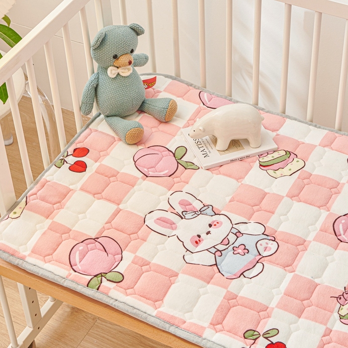 91家纺网 家纺一手货源 找家纺 富馨莱 2024新款牛奶绒幼儿园床垫加厚5D透气 桃子兔兔