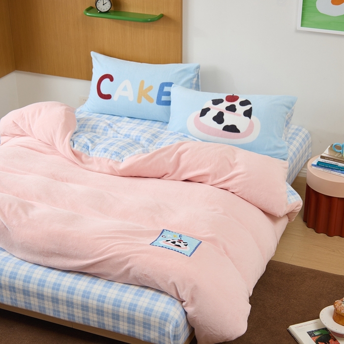 91家纺网 家纺一手货源 找家纺 呗旺鹿 2024新款加厚保暖设计师款高克重牛奶绒贴标款四件套【原创】 贴标款-有樱一点甜