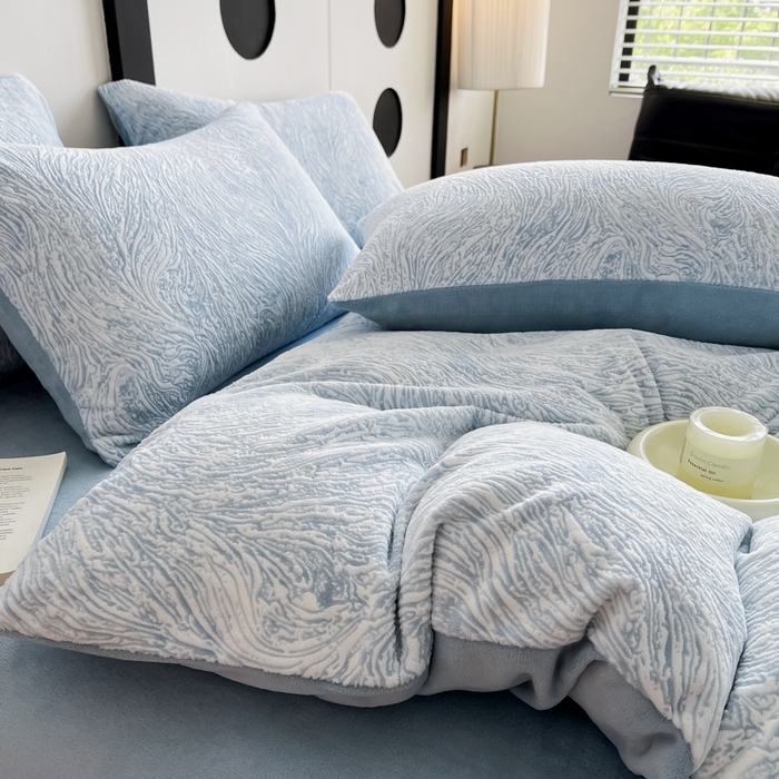 91家纺网 家纺一手货源 找家纺 2024新款A类双色立体浮雕牛奶绒加厚四件套 肌理纹-月光蓝