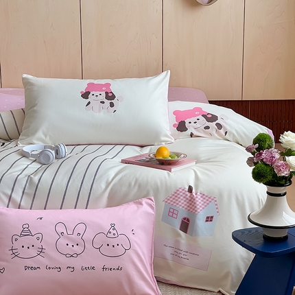 91家纺网 家纺一手货源 找家纺 2024新款40S设计师款全棉大版趣味印花系列四件套 可爱小屋