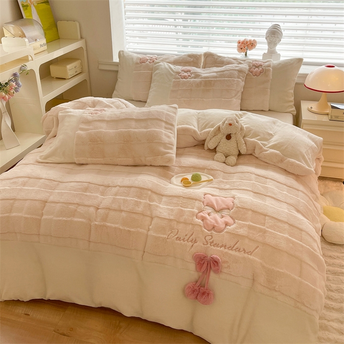 91家纺网 家纺一手货源 找家纺 绒棉世家 2025新款A类獭兔毛高端兔兔绒工艺款四件套-小熊系列 蝴蝶小熊-玉色