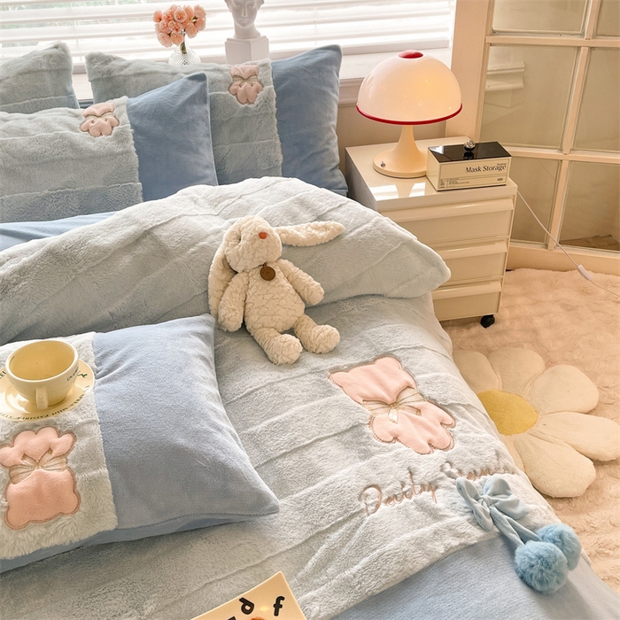 91家纺网 家纺一手货源 找家纺 绒棉世家 2025新款A类獭兔毛高端兔兔绒工艺款四件套-小熊系列 蝴蝶小熊-蓝