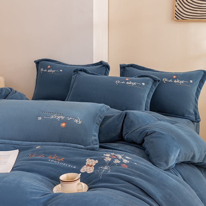 91家纺网 家纺一手货源 找家纺 绒博士 2024新款220克牛奶绒秋冬保暖四件套-花颜小熊 花颜小熊-幽兰