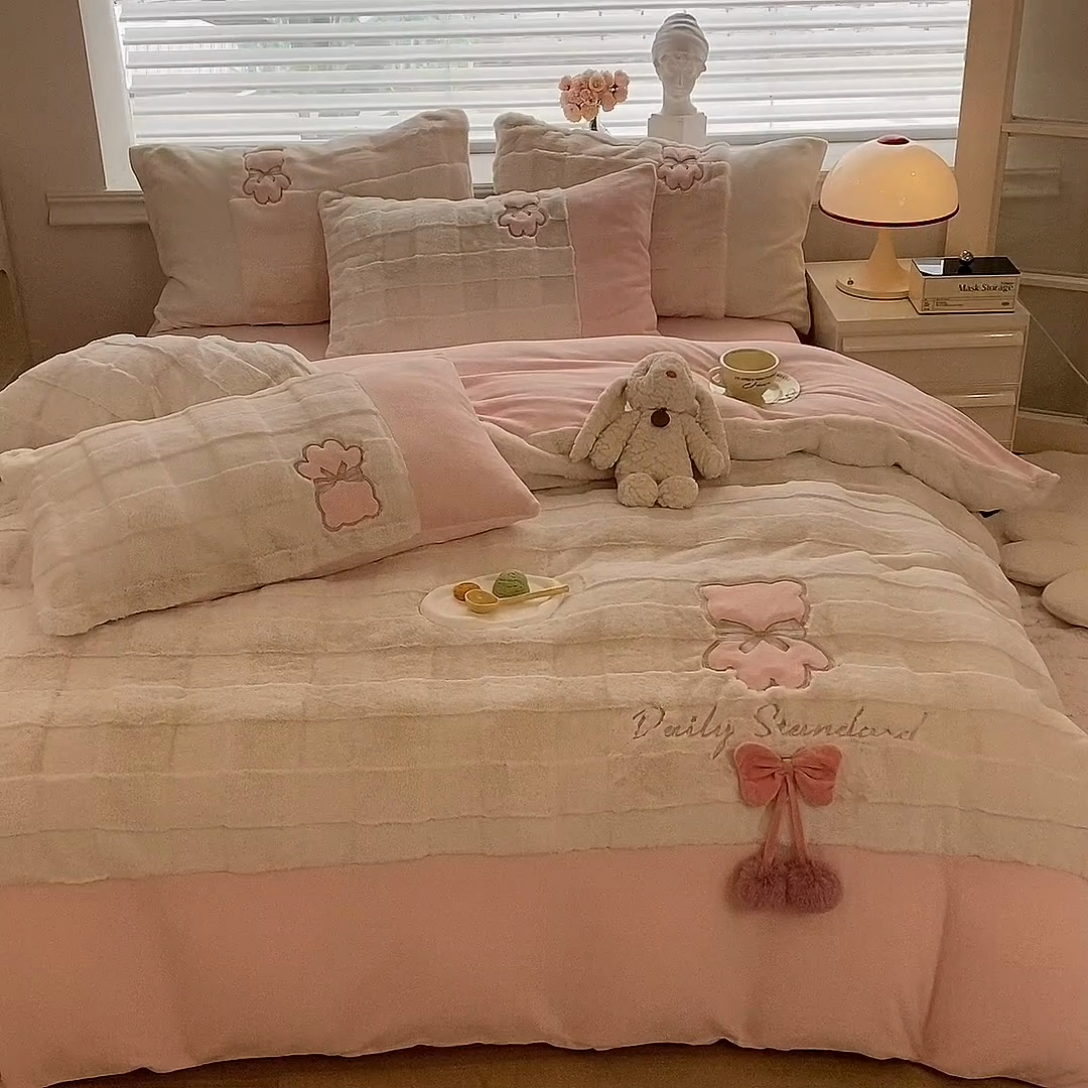 91家纺网 家纺一手货源 找家纺 绒棉世家 2025新款A类獭兔毛高端兔兔绒工艺款四件套-小熊系列 蝴蝶小熊-粉