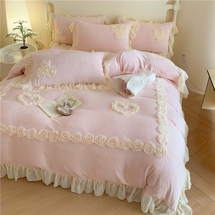 91家纺网 家纺一手货源 找家纺 富盛家纺 2024新款牛奶绒盘花刺绣四件套-玫瑰花园 玫瑰花园-粉