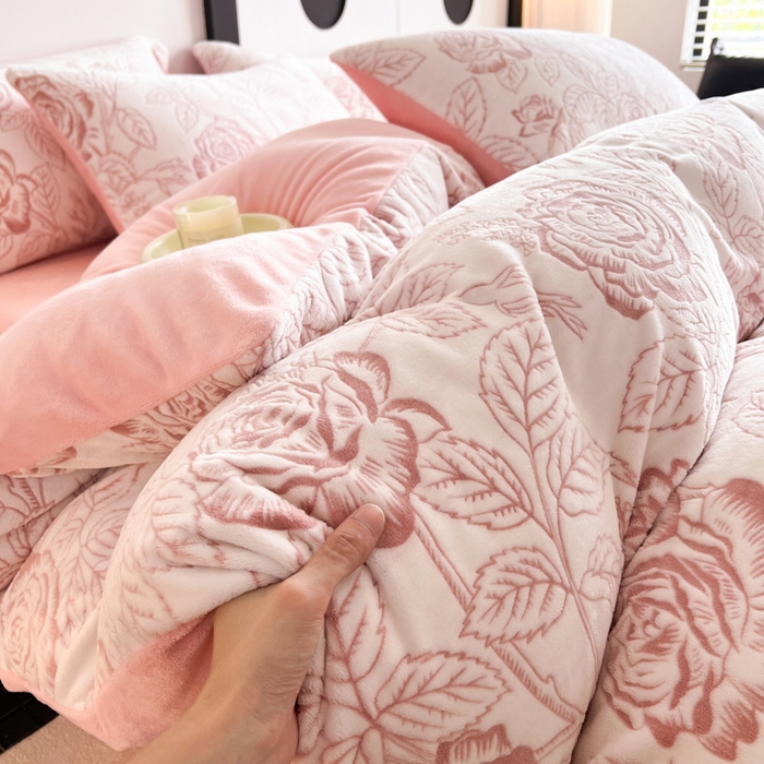 91家纺网 家纺一手货源 找家纺 2024新款A类双色立体浮雕牛奶绒加厚四件套 玫瑰-樱花粉