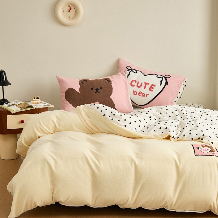 91家纺网 家纺一手货源 找家纺 呗旺鹿 2024新款加厚保暖设计师款高克重牛奶绒贴标款四件套【原创】 贴标款-爱心芝士熊
