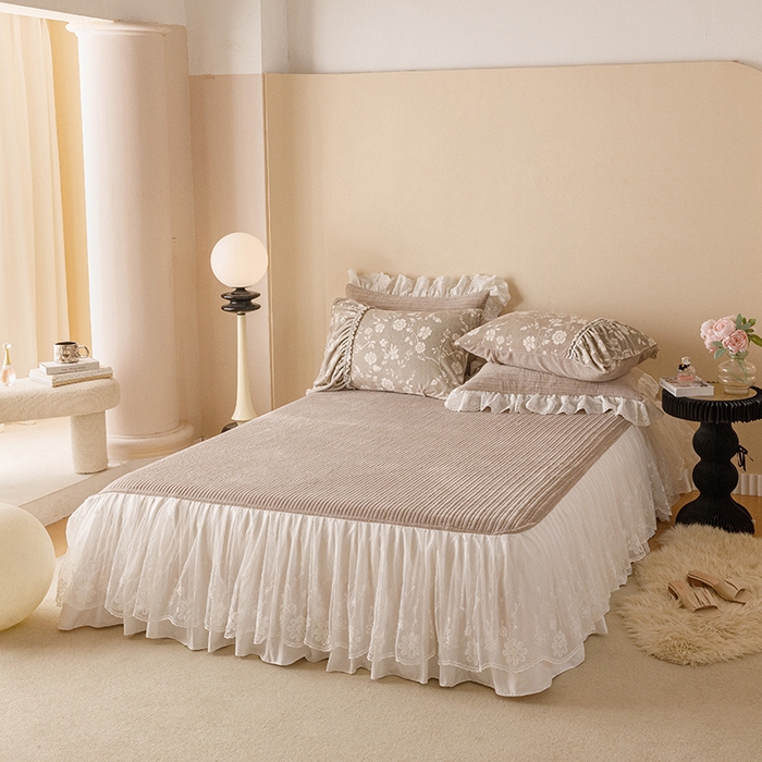 91家纺网 家纺一手货源 找家纺 胜权家纺 2024秋冬新款5D雕花着色牛奶绒法式奶油风夹棉单床裙 麦咖