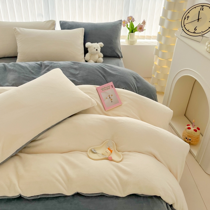 91家纺网 家纺一手货源 找家纺 言熙居 2024新款纯色双拼30克8一9斤牛奶绒四件套 奶白拼浅灰