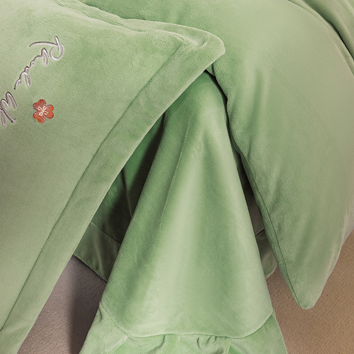 91家纺网 家纺一手货源 找家纺 绒博士 2024新款220克牛奶绒秋冬保暖四件套-花颜小熊 花颜小熊-草绿