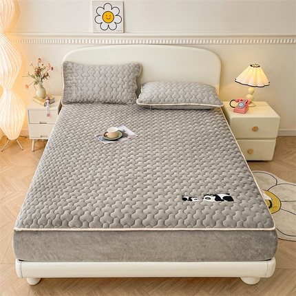 91家纺网 家纺一手货源 找家纺 （总）2024新款A类牛奶绒刺绣夹棉床笠-小熊猫