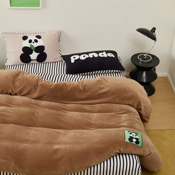 91家纺网 家纺一手货源 找家纺 呗旺鹿 2024新款加厚保暖设计师款高克重牛奶绒贴标款四件套【原创】 贴标款-熊猫喜淘淘