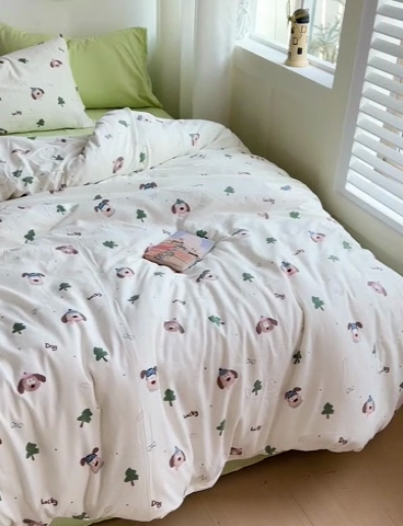 91家纺网 家纺一手货源 找家纺 星巴k家纺 2024新款A类超柔水洗棉印花四件套 森林小狗