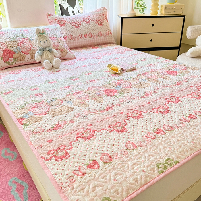 91家纺网 家纺一手货源 找家纺 美达家纺 2025新款A类全棉夹棉洛丽塔系列地垫床垫床褥 小熊草莓派