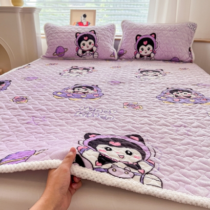 91家纺网 家纺一手货源 找家纺 孩子王 2024新款印花牛奶绒薄款床垫加厚绒保暖床护垫床笠 床单款-小精灵