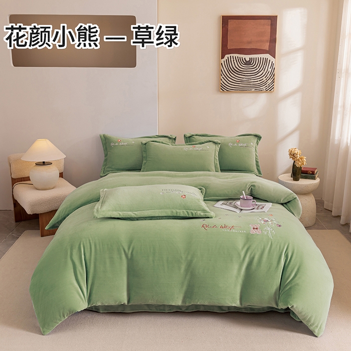 91家纺网 家纺一手货源 找家纺 绒博士 2024新款220克牛奶绒秋冬保暖四件套-花颜小熊 花颜小熊-草绿