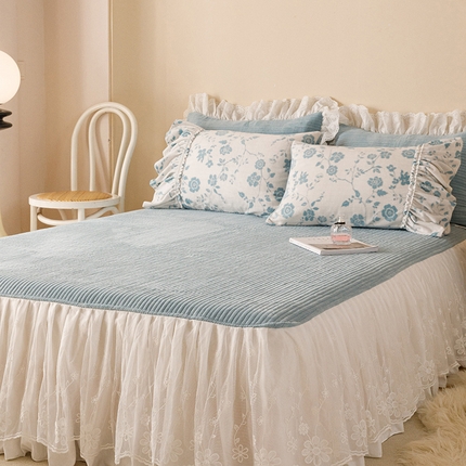 胜权家纺 2024秋冬新款5D雕花着色牛奶绒法式奶油风夹棉单床裙 雾蓝