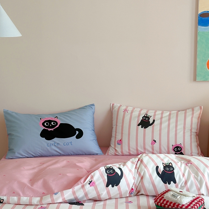 91家纺网 家纺一手货源 找家纺 2024新款40支13372全棉数码大版趣味系列四件套 粉条黑猫