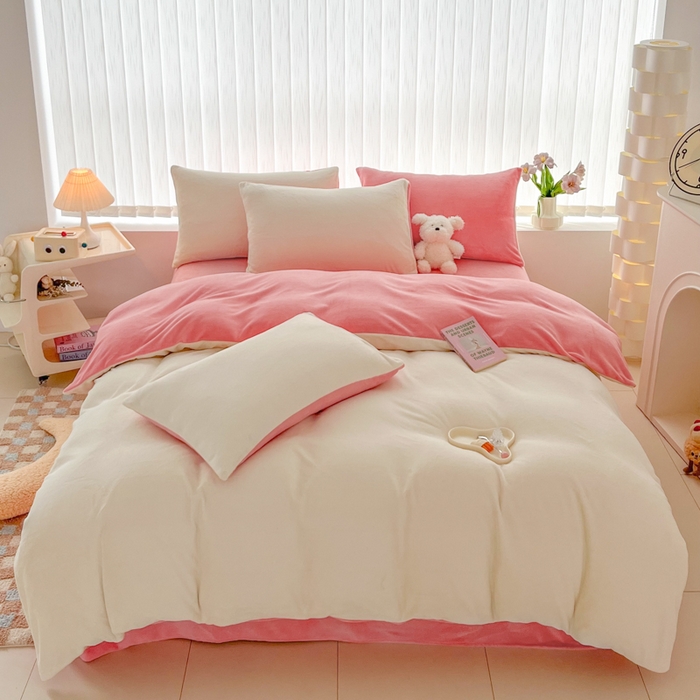 91家纺网 家纺一手货源 找家纺 言熙居 2024新款纯色双拼30克8一9斤牛奶绒四件套 奶白拼浅粉