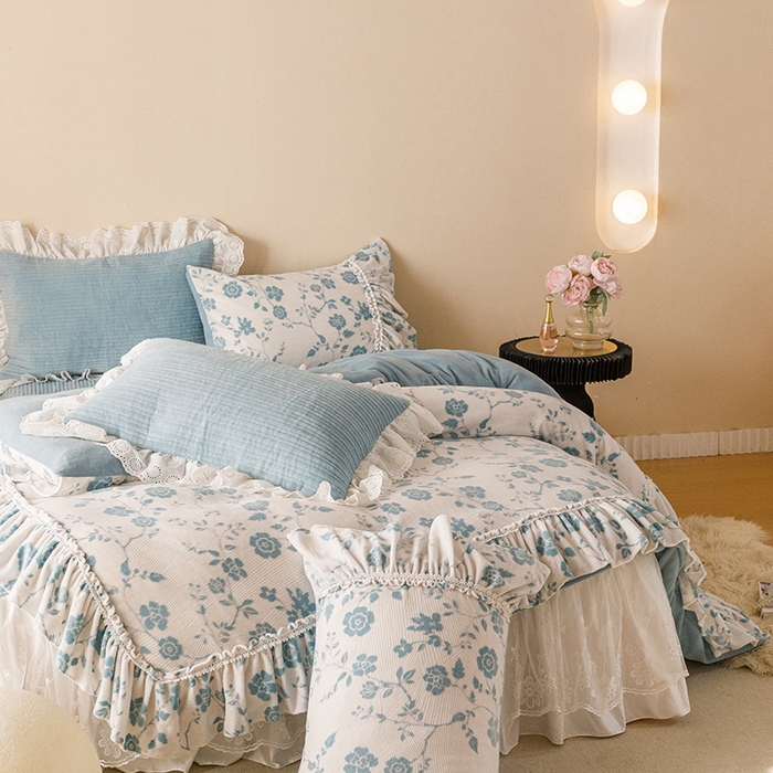 91家纺网 家纺一手货源 找家纺 胜权家纺 2024秋冬新款5D雕花着色牛奶绒法式奶油风夹棉床裙四件套 雾蓝